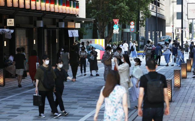 일본 도쿄 니혼바시의 한 거리에서 시민들이 발걸음을 옮기고 있다.  2021.7.18/뉴스1