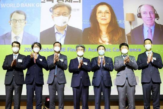 서울 을지로 기업은행 본점에서 20일 개최된 창립 60주년 기념 글로벌 중소기업금융 학술 컨퍼런스에서 윤종원 기업은행장(오른쪽 네번째)과 정진욱 한국경제학회장(오른쪽 세번째) 및 컨퍼런스 참석자들이 기념촬영하고 있다. 기업은행 제공