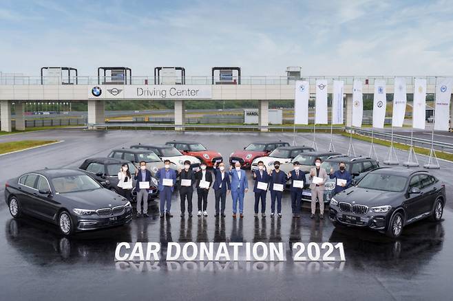 BMW그룹코리아는 BMW코리아 미래재단 10주년을 기념해 협력 학교에 차량 10대를 기증했다.