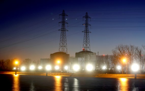 프랑스 알자스의 훼센하임 원자력 발전소에 지난해 2월 20일(현지시간) 불이 환하게 밝혀져 있다. 로이터뉴스1