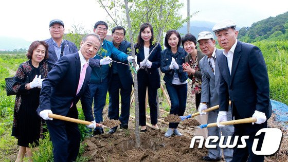 재일 전북도민회가 지난 2018년 5월 전북 장수군에 벚나무를 기증하고 기념식을 갖고 있다. /사진=뉴스1