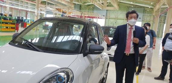 에디슨모터스 강영권 회장이 지난 19일 '군산형 일자리'인 전북 군산 새만금 산업단지 내 에디슨모터스 공장에서 준공식을 갖고 전기차 기술에 대해 설명하고 있다. 사진=임광복기자