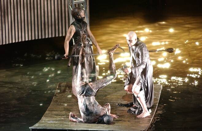 2002년 LG아트센터에서 공연한 독일 탈리아 극장의 <단테의 신곡 3부작>의 한 장면. LG아트센터 제공