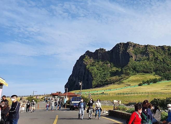 제주도가 야간 관광 활성화를 명분으로 성산일출봉 해안 암벽을 빔 스크린으로 활용하는 방안을 추진해 논란이 일고 있다. 허호준 기자