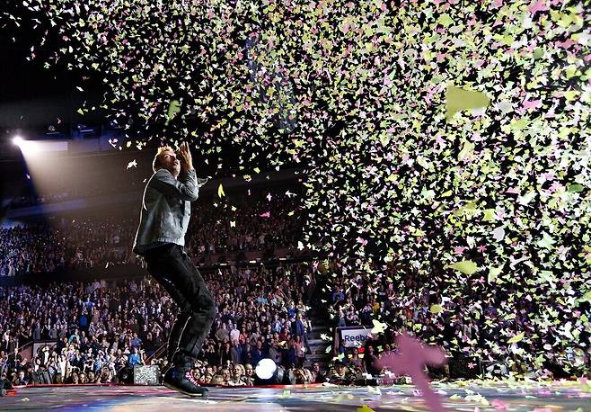 영국의 인기 록밴드 콜드플레이의 2012년 4월17일(현지시각) 캐나다 에드먼턴 공연에서 리드 싱어 크리스 마틴이 열창하는 동안 무대 위에서 화려하게 색종이가 휘날리고 있다. AP/연합뉴스