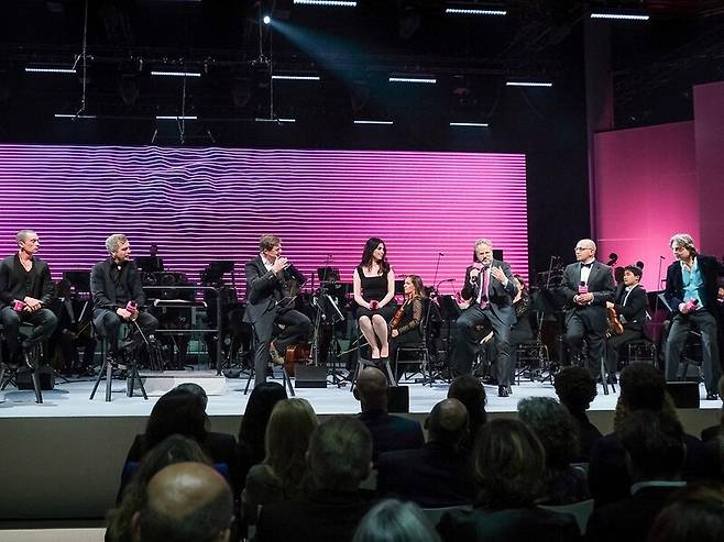 연주가 끝난 뒤 무대에서 열린 토론회. 도이체텔레콤 제공