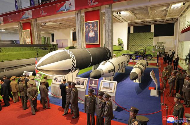 북한이 노동당 창건 76주년을 맞아 11일 열린 국방발전전람회 '자위-2021'에서 각종 잠수함발사탄도미사일(SLBM)을 공개하고 있다. 조선중앙통신 연합뉴스