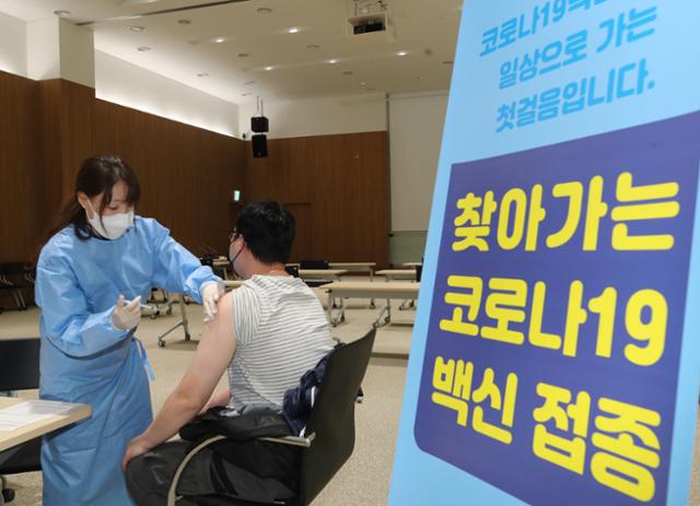 19일 오전 서울 동작구 노량진수산시장 대회의실에 마련된 찾아가는 코로나19 백신 접종 센터에서 시장종사자가 얀센 백신을 맞고 있다. 뉴시스