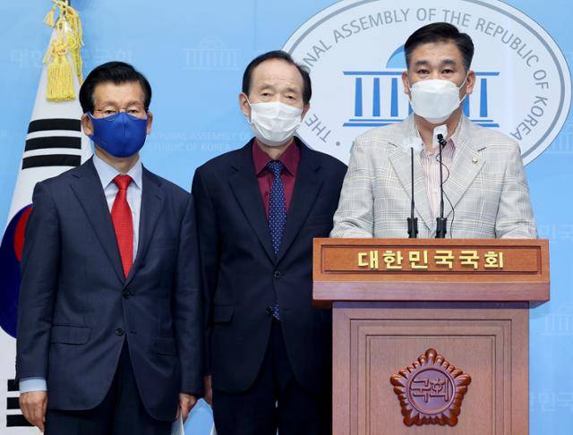 최승재 국민의힘 의원(오른쪽부터)과 장기표 전 대선경선 후보, 장영하 변호사가 9월 24일 서울 여의도 국회 소통관에서 성남 대장동 개발 의혹 고발 관련 기자회견을 열어 성역 없는 수사를 촉구하고 있다. 뉴스1