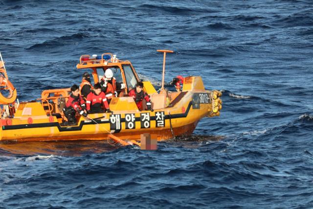 군산해양경찰서 3013함 해경들이 고속단정을 이용해 추가 발견한 중국선원 1명을 구조하고 있다. 군산해양경찰서 제공