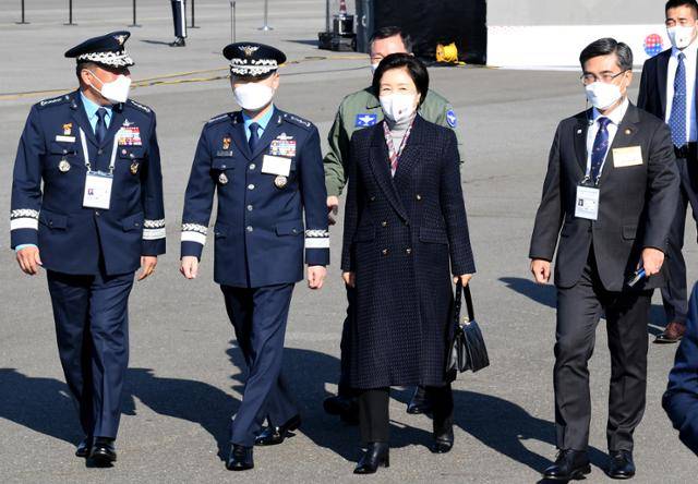 문재인 대통령 부인 김정숙 여사가 경기 성남시 서울공항에서 열린 2021 서울 국제 항공우주 및 방위산업 전시회 기념식에 참석하기 위해 행사장으로 향하고 있다. 이 시간 문 대통령은 FA-50 경공격기를 타고 행사장으로 향하고 있었다. 성남=왕태석 선임기자