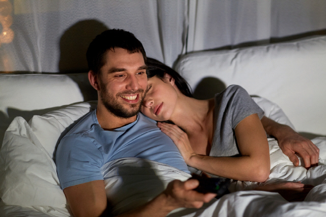 TV를 켠채 잠들면 불빛이 호르몬에 영향을 끼쳐 뱃살이 늘 수 있다./클립아트코리아