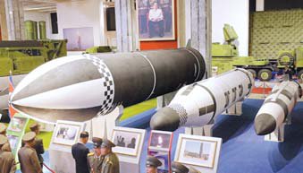 북한이 19일 크기를 줄인 신형 잠수함발사탄도미사일(SLBM·오른쪽)을 발사했다는 관측이 나오고 있다. 사진은 지난 11일 국방발전전람회에 전시된 모습. [조선중앙통신 캡처]