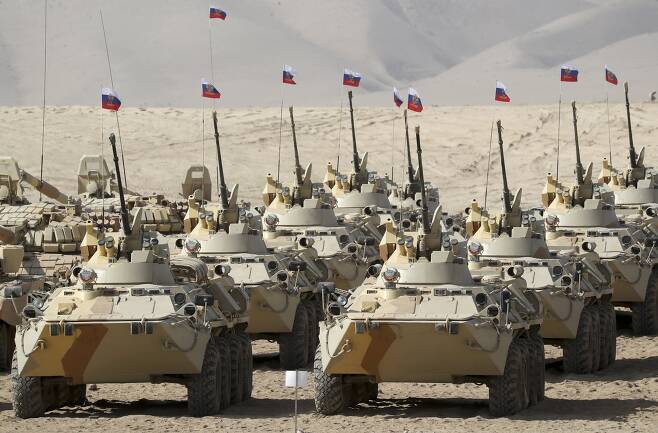 러시아 국기를 달고 있는 BTR-82A 장갑차들이 하르브-마이돈 훈련장에 도열해 있다. TASS=연합뉴스