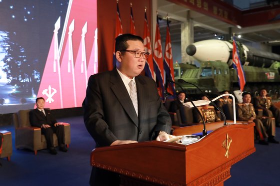 김정은 북한 국무위원장이 지난 11일 국방발전전람회(무기전시회)에 참석해 연설하고 있다. 당시 김 위원장은