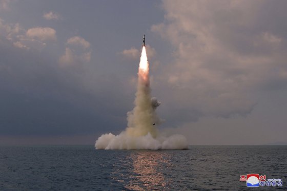 북한이 전날 잠수함발사탄도미사일(SLBM)을 잠수함에서 시험발사한 사실을 20일 확인히며 공개한 사진. [조선중앙통신=연합뉴스]