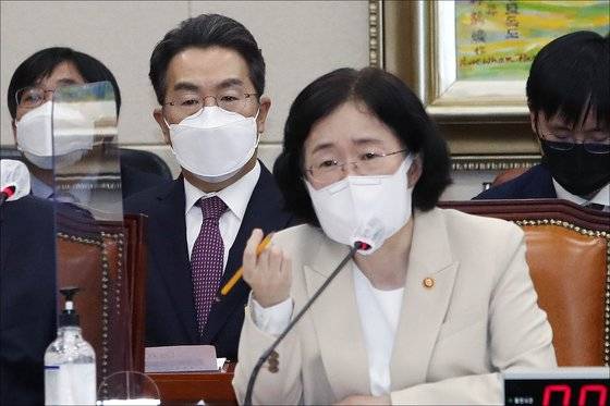 20일 오후 서울 여의도 국회에서 열린 국회 정무위원회 종합국정감사에 조성욱 공정거래위원장이 답변하고 있다. 연합뉴스