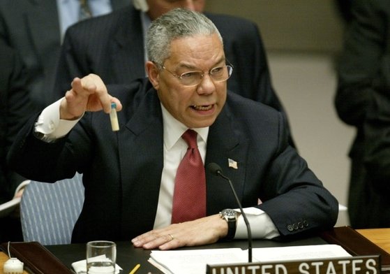 콜린 파월 전 미 국무장관이 생전 유엔 안보리에서 발언하고 있는 모습. [로이터=뉴스1]