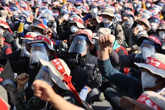 10·20 민주노총 총파업에 참가한 조합원들이 20일 서울 서대문역 네거리에 기습 집결해 도로를 점거한 채 '5인 미만 사업장 차별 철폐·비정규직 철폐, 모든 노동자의 노조활동 권리 쟁취' 등을 주장하며 집회를 하고 있다. 연합뉴스