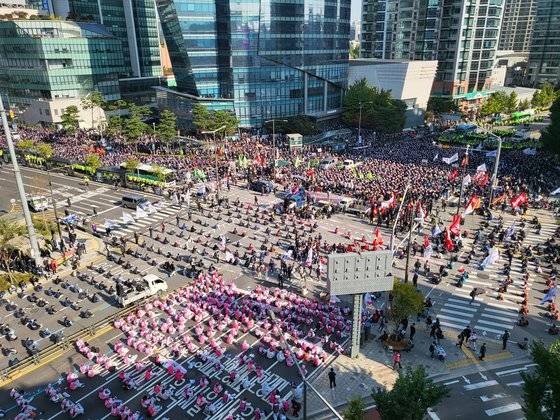 민주노총 조합원들이 20일 오후 서대문 사거리에 집결해 총파업집회를 진행했다. 권혜림 기자