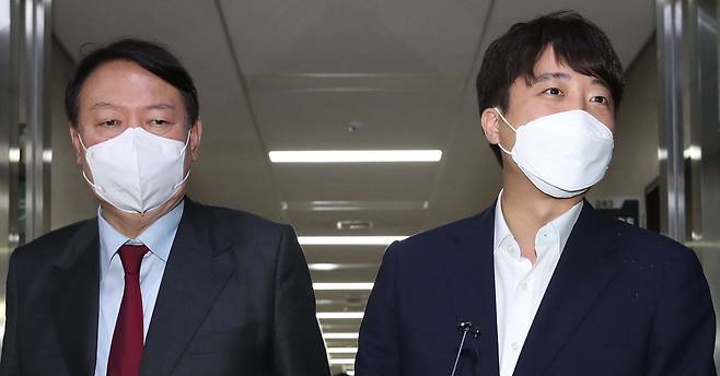 윤석열 전 검찰총장(왼쪽)과 이준석 국민의힘 대표. 연합뉴스