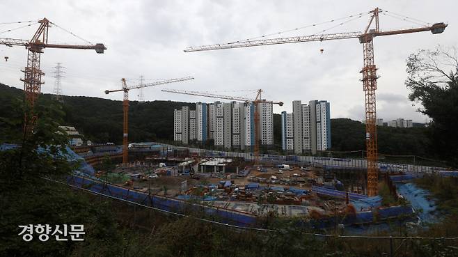 경기 성남시 대장동 일대에서 지난달 29일 아파트 건설 공사가 진행되고 있다.  권도현 기자