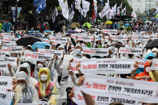 지난 7월3일 서울 종로3가 일대에서 민주노총 조합원들이 ‘전국노동자대회’를 열고 있다. 이준헌 기자