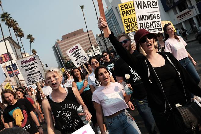 2018년 10월 활동가들이 캘리포니아 할리우드에서 2018 #MeToo 행진을 하고 있다