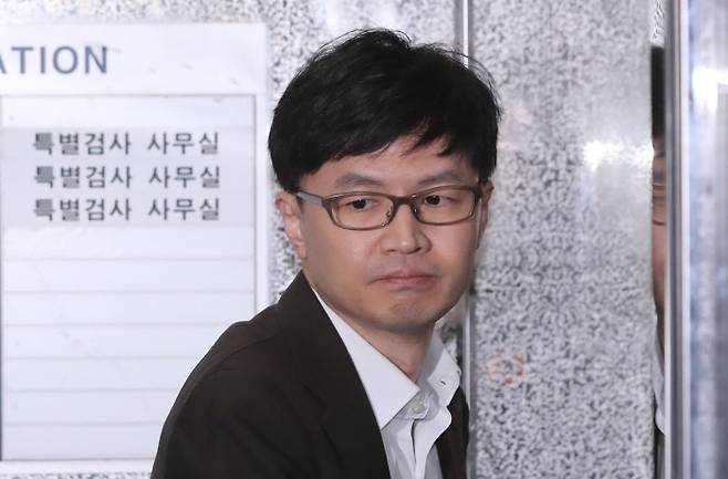 이재용 삼성전자 부회장이 구속된 17일 오전 한동훈 부장검사가 서울 강남구 대치동 특검 사무실로 출근하고 있다.