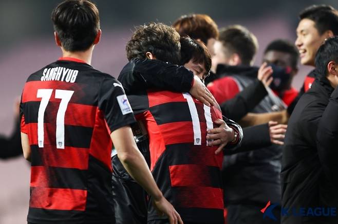 결승 진출 후 신광훈을 안아주는 김기동 감독. 프로축구연맹