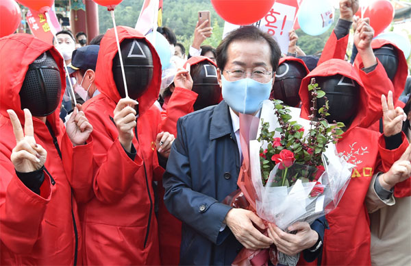 홍준표 의원은 이날 같은 장소에서 오징어게임 복장을 한 지지자들과 만났다.  [사진 출처 = 연합뉴스]