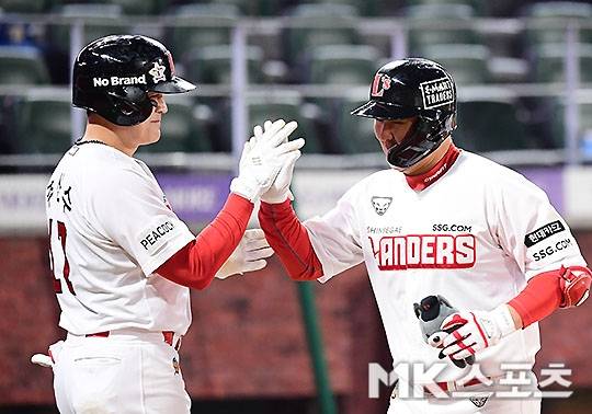 SSG 랜더스 최정(오른쪽)이 20일 인천 SSG랜더스필드에서 열린 2021 KBO리그 NC 다이노스와의 경기에서 8회말 동점 3점 홈런을 기록한 뒤 추신수에게 축하를 받고 있다. 사진(인천)=김영구 기자