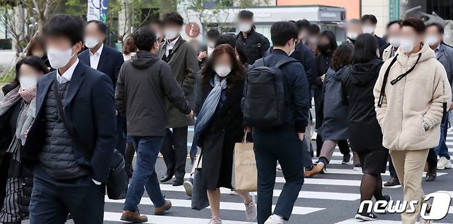 지난 18일 오전 서울 종로구 광화문 네거리에서 두꺼운 겨울옷을 챙겨 입은 시민들이 출근길 발걸음을 재촉하고 있다 /사진=뉴스1