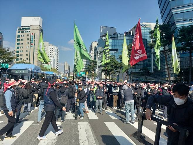 20일 오후 사거리에 집결한 조합원들이 어깨가 닿을 거리로 붙어 있다 /사진=김성진 기자