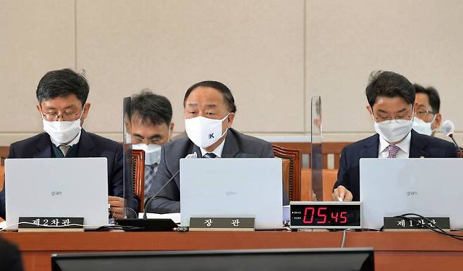 홍남기 경제부총리가 20일 서울 여의도 국회에서 열린 기획재정위원회의 기획재정부 등에 대한 종합감사에서 의원 질의에 답변하고 있다/사진-뉴스1