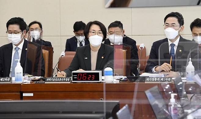 임혜숙 과학기술정보통신부(과기정통부) 장관(가운데)이 20일 열린 과기정통부 국정감사에서 플랫폼 정책은 과기정통부가 주관해야 한다고 말했다. /사진=뉴스1