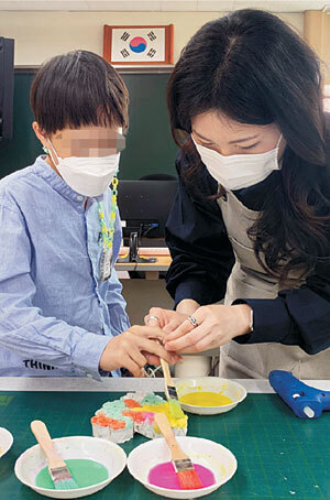 김수정(오른쪽) 교사가 지난 4월 26일 몸이 불편한 제자와 함께 미술 수업을 하는 모습.