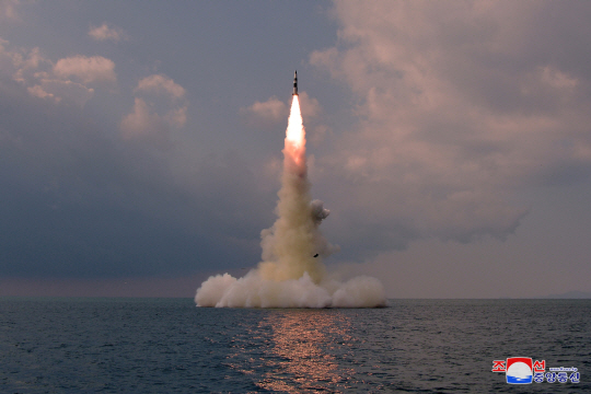 北 SLBM 발사 순간 : 북한 국방과학원이 19일 신포 일대에서 신형 잠수함발사탄도미사일(SLBM)을 잠수함에서 시험 발사한 장면을 조선중앙통신이 20일 보도했다. 연합뉴스