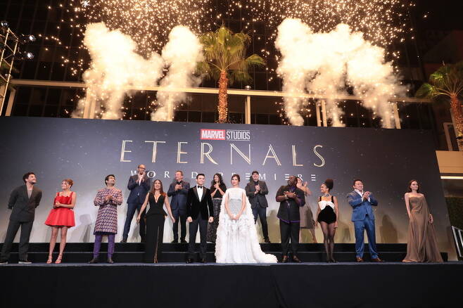 Ma Dong-Seok attended The Eternals world premiere, as did her lovers scheduled episode.The Eternals, which was confirmed to be released on November 3, successfully hosted the World Premiere in Los Angeles on October 18 (locally).The premiere event attracted attention with the films leading actors, including director Chloe Zhao, who directed the film, Ma Dong-Seok as Gilgamesh, Angelina Jolie as Tena, Gemma Chan as Sersi, and Richard Madden as Icaris.In particular, Ma Dong-Seok received a hot cheer with his unique confidence.Ma Dong-Seok was caught more eye-catching as he was seen with director Chloe Zhao and Selma Hayek and K Heart, who played Ajack.Also, the hot response of local media is pouring into The Eternals, which was first released through this world premier.The amazing super hero movie with the amazing imagination and emotion created by Chloe Zhao!  (Variety), The wonderful power of all actors!Create a new myth of Marvel! (Fandango), Perfect Masterpiece!From beginning to end, adrenaline is full of humor and emotion at the same time as Explosion (rottentomatoes), Breaking visuals and solid storytelling!I wonder about the new future of MCU (theilluminerdi.com), Favour, surprise, warmth, and huge story (ComicBook.com), Sure story and beautiful visual beauty Ive never seen in a Marvel work (Collider), The most ambitious of Marvels works (cinemablend), Everything is Explosional!Expectations are at their peak, including The image of cookies of the past that I have never seen in any Premiere! I will make the audience feel enchanted. (HCA Critic).