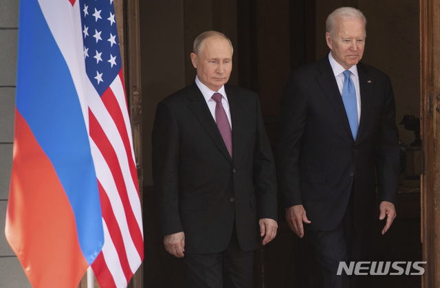 [제네바(스위스)=AP/뉴시스]6월 16일(현지시간) 조 바이든 미국 대통령(왼쪽)과 블라디미르 푸틴 러시아 대통령이 스위스 제네바의 '빌라 라 그랑주'에 도착해 사진 촬영을 하고 있다. 2021.06.17.