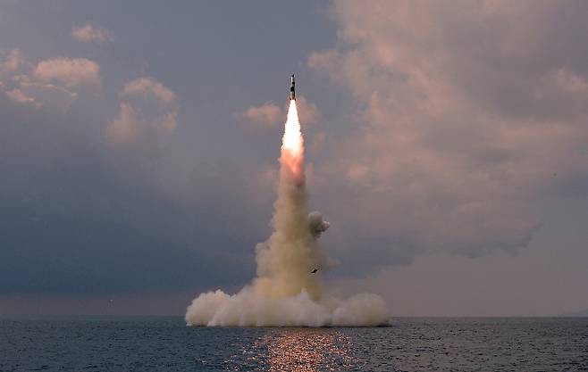 북한이 전날 잠수함발사탄도미사일(SLBM)을 잠수함에서 시험발사한 사실을 20일 확인했다. 연합뉴스
