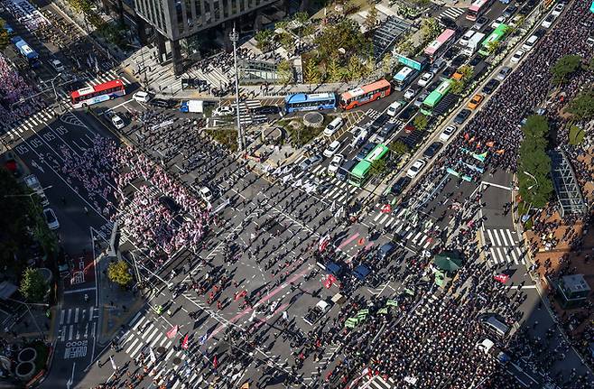 민주노총 조합원들이 20일 서울 서대문사거리를 점거, 총파업 집회를 열고 있다. 뉴스1