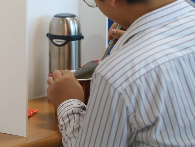 20일 울산시 중구 울산제일중학교 급식실에서 한 학생이 컵라면을 먹고 있다. 연합뉴스