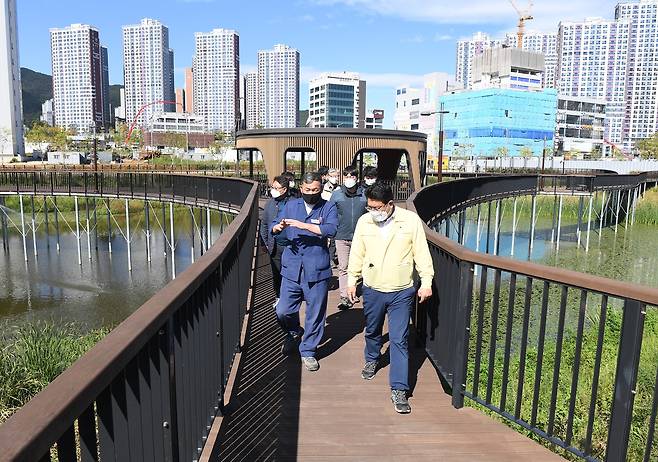 오규석 기장군수가 지난 19일 오전 일광신도시내 후동앞뜰 저류지와 공원을 연결하는 무장애 산책로 조성 현장을 점검하고 있다