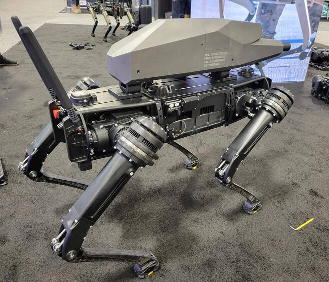 전차의 포신처럼 생긴 화기로 무장한 이 로봇 개는 미 방산업체 고스트로보틱스가 개발한 로봇 ‘큐유지뷔’(Q-UGV)에 무기업체 소드인터내셔널이 만든 주문제작 저격 소총 ‘스푸르’(SPUR)를 탑재한 것이다(사진=소드인터내셔널)