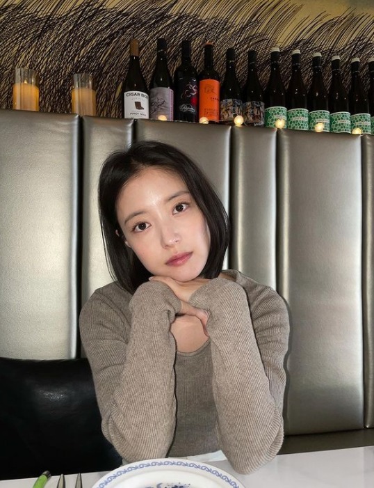 Actor Lee Se-young has unveiled his new hairstyle.On the 19th, Lee Se-young posted several photos with his short article Photos on his SNS.Lee Se-young in the photo is sitting in a restaurant with a neat hairstyle and staring at the camera.Even though it was not decorated with glamor, the doll visuals caught the attention of the fans and boasted a pure and simple charm.The netizens who watched this were impressed by Lee Se-youngs beauty by leaving comments such as Its so beautiful, This photo is legend, Im pretty and Im fainting and Im looking forward to the Drama.Lee Se-young made his debut as a child Actor in the SBS Drama Brothers River in 1997 and is active in various works.MBCs new Drama Red End of Clothes Retail, which is scheduled to be broadcast in November, will play the role of Sung Duk-im.