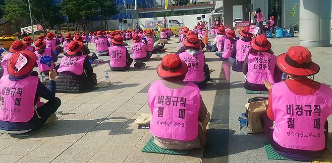 전북 학교 비정규직 노조원 집회  (전주=연합뉴스) 최영수 기자