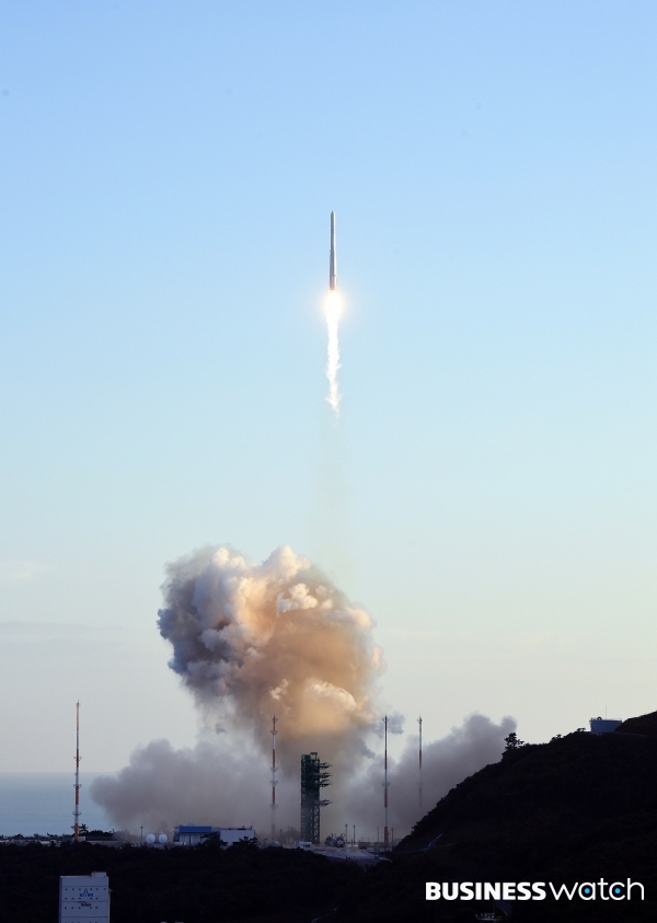 21일 전남 고흥군 나로우주센터 제2발사대에서 발사된 한국형 발사체 누리호(KSLV-ll)가 우주를 향해 비행하고 있다./사진=항공우주연구원 제공