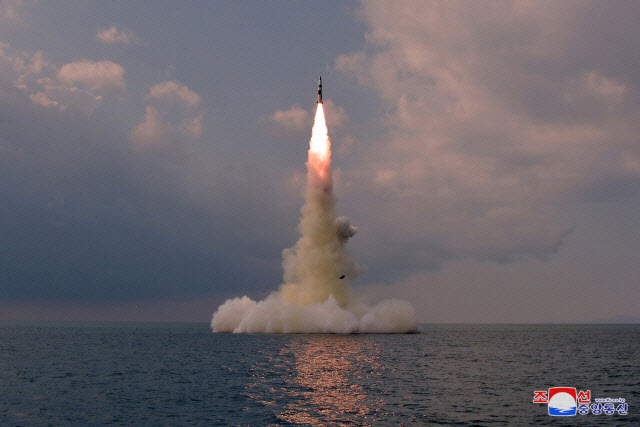북한 조선중앙통신은 20일 신형 잠수함발사탄도미시일(SLBM) 발사장면을 공개했다.