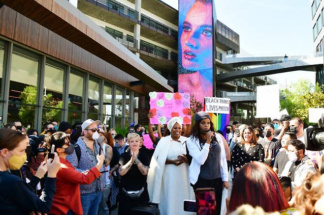 데이스 샤펠의 더 클로저 출연에 반대하는 넷플릭스 직원들과 활동가들이 넷플릭스 본사 가 있는 로스앤젤레스에서 시위를 벌이고 있다. (사진= AFP)